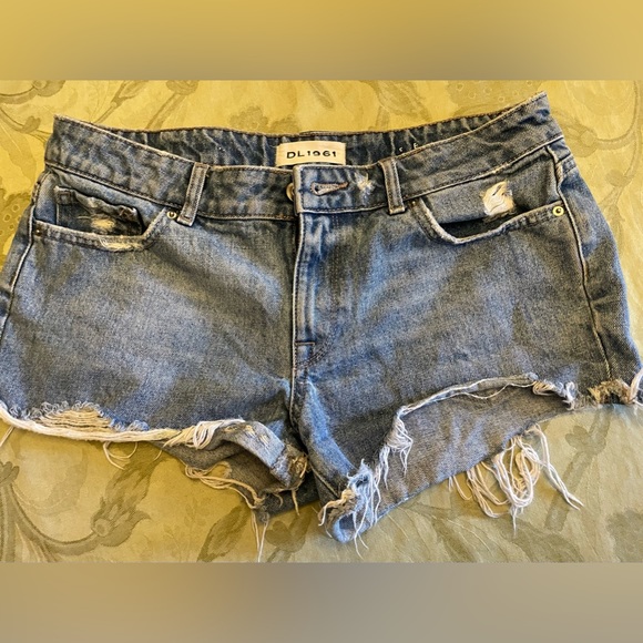 DL1961 Renee Cutoff Distressed Ripped Frayed in Soul Wash Denim Mini Short Sz 27 - Picture 8 of 16